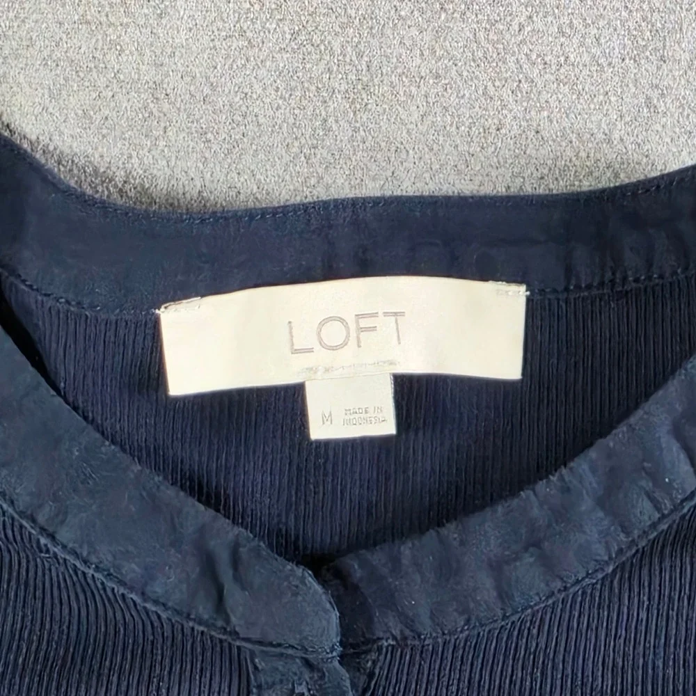 LOFT Henley Top Womens Medium Navy Blue Eyelet Lace Puff Sleeve Ribbed Knit‎
